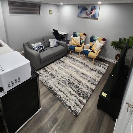 וויניפג Entire Basement Suite With Private Entrance מראה חיצוני תמונה